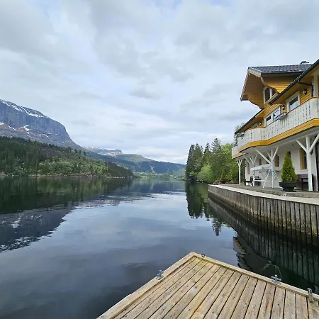 Holiday home Huset Ved Dalsfjorden Helle