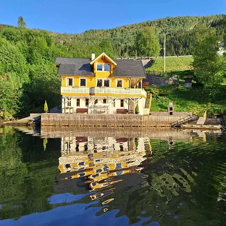 Huset Ved Dalsfjorden *