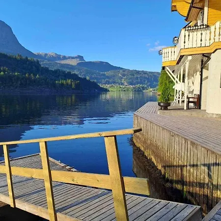 Holiday home Huset Ved Dalsfjorden Helle