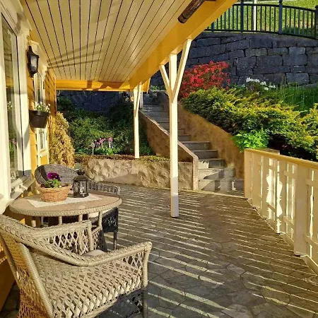 Holiday home Huset Ved Dalsfjorden Helle
